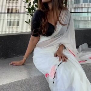 Kuhasini Gnanaseggaran Instagram - Good with 🦩 flamingo....❤️🔥
.
.
Saree @aarahboutique_ 
.
.
Blouse @blossom.designers 
.
.
Video @mathnraj.e 
.
.
.
#trending #sareereels #trendingreels #kuhasini #reelsinstagram