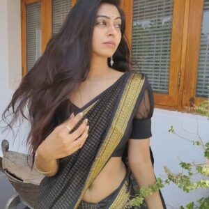 Kuhasini Gnanaseggaran Instagram - Kadhal ❤️♥️
.
.
saree @kaithari_nesavu_sarees
.
.
Earring @shoppingtherapy_tnj
.
.
#lovereels #reelsvideo #reelsindia #trendingreels #trendingaudio #reels #sareereels #kuhasini #viralreels #instagramreels #black #nofilter #nomakeup