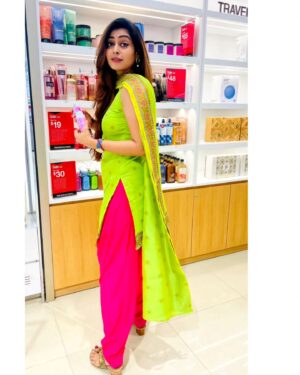 Kuhasini Gnanaseggaran Instagram - பார்வைதான்
லடுக்கி மேல தடுக்கி விழுந்தது ♥️😉🔥
.
.
.
Beautiful chudithar stitched in my saree by @blossoomdesigners 
.
.
.
#blossom #chudidhar #kurtaset #elegant #tamilachi #kuhasini #airport #singapore #travelphotography #traditional