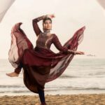 Kuhasini Gnanaseggaran Instagram - யாழ் உடலிலே வாள் இடையிலே ❤️🔥💃 . . Styling @keziah_costume_stylist . . Photography @sathyaphotography3 . . Costume @_gina_couture . . Jewellery @fineshinejewels . . #classical #anarkali #dance #pose #traditional #elegant #classic #tamilactress #kuhasini #expression