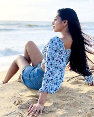 Kuhasini Gnanaseggaran Instagram - வாழ்வில் விமர்சனங்கள் வந்தால்..
கடலாக இருங்கள், வலிகள் காணாமல் போகும் 🔥
.
.
Crop top @zalyascloset 
.
.
.
#beachwear #beach #croptop #boutique #westernstyle #tamilactress #kuhasini #travelphotography #strong #paidcollaboration #srilanka #independent #strongwomen