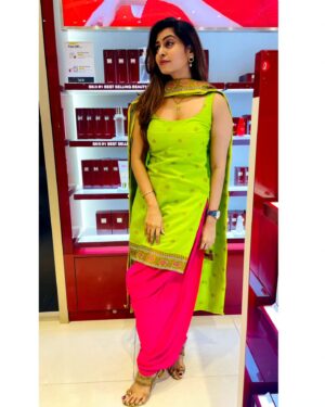 Kuhasini Gnanaseggaran Instagram - பார்வைதான்
லடுக்கி மேல தடுக்கி விழுந்தது ♥️😉🔥
.
.
.
Beautiful chudithar stitched in my saree by @blossoomdesigners 
.
.
.
#blossom #chudidhar #kurtaset #elegant #tamilachi #kuhasini #airport #singapore #travelphotography #traditional