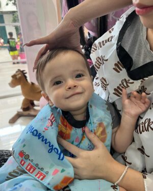 Kullanat Preeyawat Instagram - Jacob’s first haircut 💇‍♂️แดดดี้กลัวลูกชายจะหวาน เพราะเห็นแม่เอะอะจำมัดผมบ่อยๆ เลยสั่งให้มาตัดผมให้หล่อๆ😂 #jacobdwinter #เจคอร์ปวินเทอร์