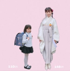 Kurumi Inagaki Instagram - .
先日、卒業式を迎えました。
.
.
6年間
学業を優先してお仕事をさせていただき
運動会、校外学習、修学旅行などの行事も全て参加でき
1年間だけでしたが吹奏楽部でも
たくさんのコンクールに参加しました。
とてもたっくさんの思い出ができました😊
.
お仕事の各スタッフの方々、事務所の皆様
学校の先生やお友達にはご迷惑を
おかけしてしまったかもしれません。
.
.
先生やお友達とたくさん笑った小学生でした。
時には喧嘩もしたり、その度に仲直りして
また、笑いあって泣きあって
深くて本当に素敵な6年間でした！
.
卒業式当日は雨も降らず
最後、みんなとお写真たくさん撮れて嬉しかったです。
.
.
.
そして、このInstagramを見てくださっている皆様。
どんな時も、たくさんのコメントなど
ずっとずっとあたたかく応援していただいてるのを
感じています。
本当に本っ当にありがとうございます。
.
.
中学生になっても
ゆっくりと自分らしく
今しかできない事を
今だからできる事を、頑張っていきます！
.
どうか変わらず見守っていてください。
.
.
#小学校 #卒業式