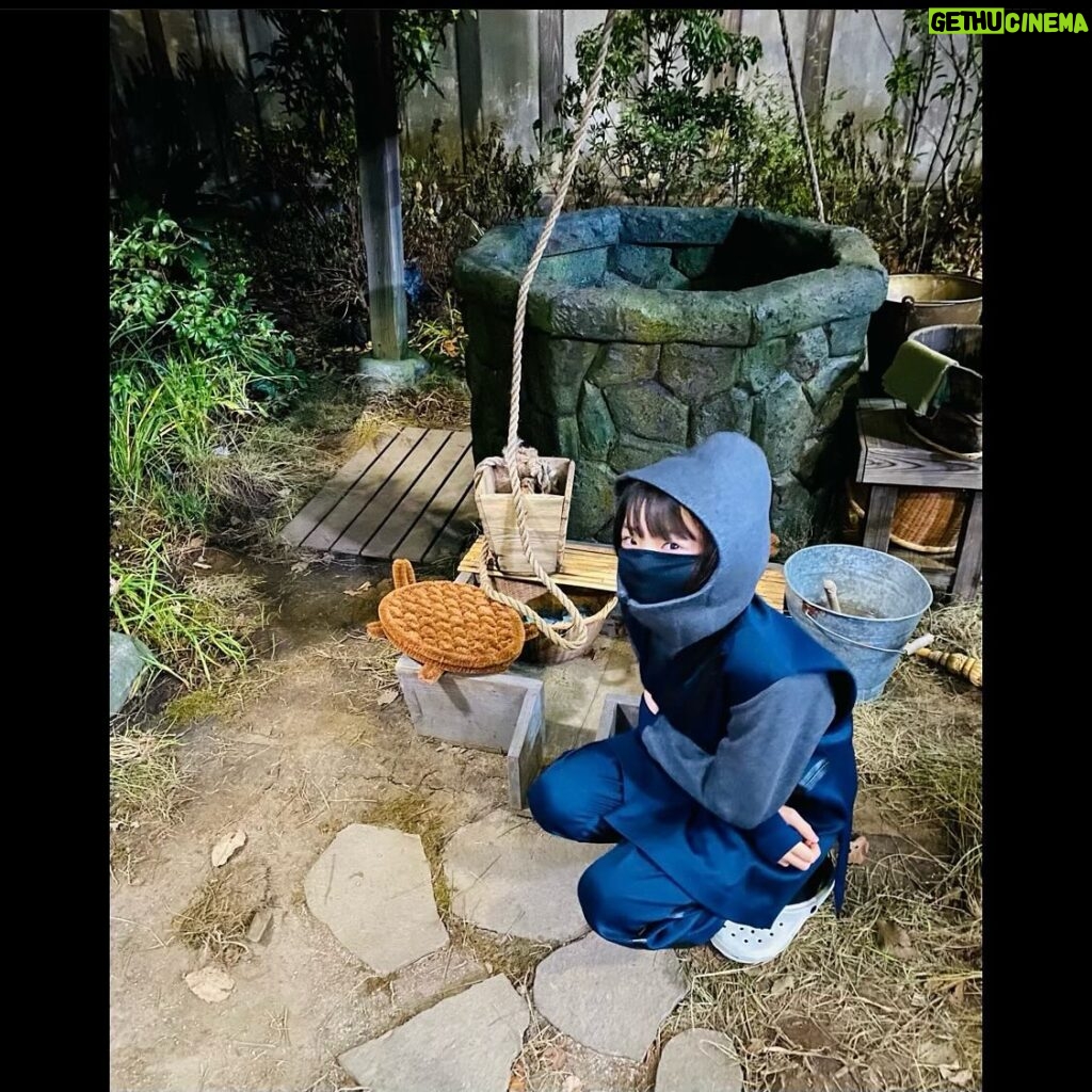 Kurumi Inagaki Instagram - . 『忍びの家 House of Ninjas』 Netflix 週間グローバル 1位獲得！！！ おめでとうございます！！🥷🎉 . . . 私は蒔田彩珠さん演じる俵凪の幼少期役で 出演させていただいただきました。 . . 俵家を探検して 大きな亀の形のたわしを発見。 何を洗うのかなー？と 可愛かったです。 . 亀の…忍びか…な🐢 . . 忍びの服を着るとずっとワクワクしていました🥷💗 . #忍びの家 #HouseofNinjas #Netflix #稲垣来泉 . . . 『忍びの家』を見た方が気づいて コメントをくださってとっても嬉しかったです。 . まだの方は ぜひ！ぜひ！ご覧くださいっ🥷✨