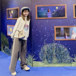 Kurumi Inagaki Instagram - .
公開をとても楽しみにしていた
映画「ウィッシュ」を
観てきました！
.
初めてDolby-ATMOSでの鑑賞でした。
音に包まれていている感覚でワクワクがとまりませんでした！
.
感想を深く語りたい！！！ですが
まだこれからの方もいらっしゃると思いますので絶対に深く書きません。
(内容には触れてませんが、もし、嫌な方は鑑賞した後読んでください♡)
.
.
.
ちょっと前の小学生の時の私と、今の中学生になった私とだけでも、全く形の違うその歳だからこそ感じる事のできる感動をするのだと思いました。
私にも願いがあります。自分で願い続けていますが不安になってしまったり願う事で前向きに考えていけたり常に一緒にいて輝いています。
何度も涙しました。
.
私が成長しながら何度も見返して形を変えながら違う感動を深く味わえる映画だと思いました。
.
アーシャの歌に込められた言葉と
心が強いから優しさに溢れている歌が大好きです。
.
.
.
#ディズニー100周年
#ウィッシュ
#アーシャ
.
鑑賞後〜🎵この願いあきらめる事はない！〜とずっと口ずさんでいます。