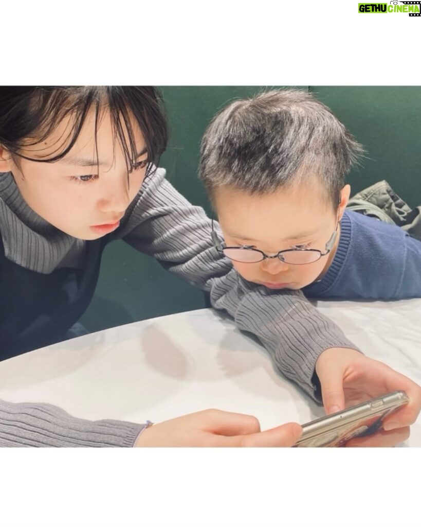 Kurumi Inagaki Instagram - . 先日、こうちゃんと一緒に 「蜷川実花展 Eternity in a Moment瞬きの中の永遠」に 行って来ました。 . Instagramで完成までの様子をみていたので ずっとわくわくでした！ どのお部屋も今まで体験したことのない 時間の流れも変わっている様な 異世界にいる様な気持ちでとっても素敵で 蜷川監督の世界に触れられた体験でした。 . . 入場時間を待ってる間に大きな窓から見えた 東京タワーも素敵でした！ . . . #2月25日まで #蜷川実花展emi @ninagawamika @mikaninagawa.store @mikaninagawa.official #瞬きの中の永遠 . shopではステッカーと小物入れを　 ゲットできました♡ こうちゃんの顎乗せかわいー (*ฅ́˘ฅ̀*)♡︎