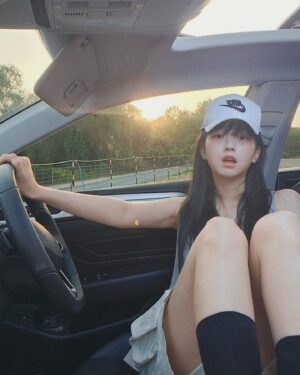 Kwon Ah-reum Instagram - 모자 안에 비둘기 들어 있음🕊