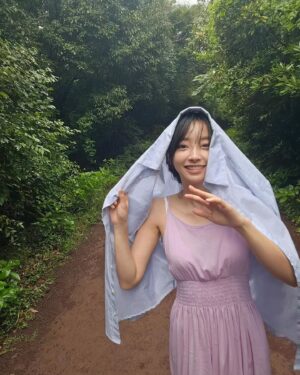 Kwon Ah-reum Instagram - 🌱☘️🍀🌿
제주도에선 앞머리 깔끔하게 포기!