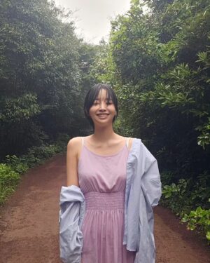 Kwon Ah-reum Instagram - 🌱☘️🍀🌿
제주도에선 앞머리 깔끔하게 포기!