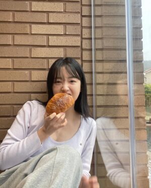 Kwon Ah-reum Instagram - 산책 했으니까 괜찮아 (?)🥖🍞🥯