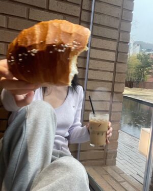 Kwon Ah-reum Instagram - 산책 했으니까 괜찮아 (?)🥖🍞🥯