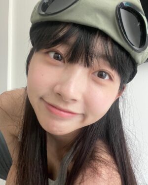 Kwon Ah-reum Instagram - 파리 모기 에프킬라 칙칙
