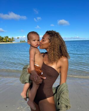 Kylie Bunbury Instagram - Some Fiji Bliss 🌺