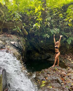 Kylie Bunbury Instagram - I feel a deep reverence for this land, it’s pace, it’s people, what it does for my spirit. Every moment is medicine. 
Pura Vida 💚✨🦥🌿🦋🌈🐒🌸🤲🏽