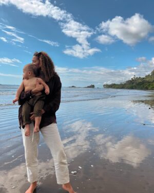 Kylie Bunbury Instagram - I feel a deep reverence for this land, it’s pace, it’s people, what it does for my spirit. Every moment is medicine. 
Pura Vida 💚✨🦥🌿🦋🌈🐒🌸🤲🏽