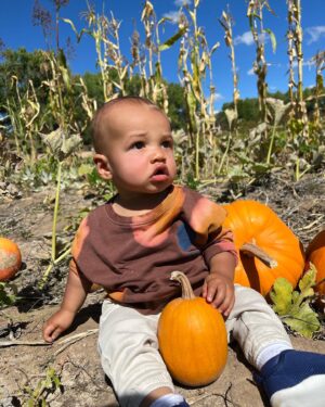 Kylie Bunbury Instagram - Enrichment through presence 🤎🌾🌼October’s been sweet