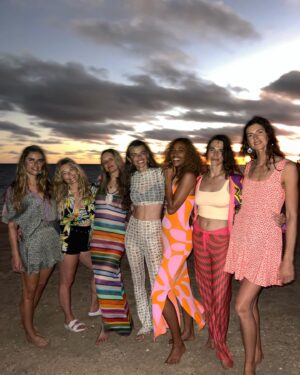 Kylie Bunbury Instagram - Keep it groovy✌🏽🌸🍊💕🧡 🍭Humbled and grateful to experience the world with my boys. And this Fiji crew is full of big beautiful souls.