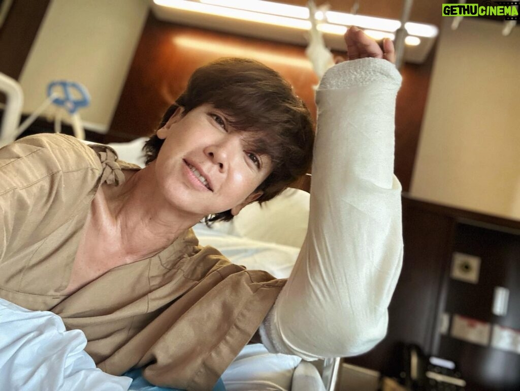 Kym Ng Instagram - 这是过去5个星期的我😅 嗯，我请了假 ～ 病假 。。 万万没想到，第一次演鬼👻，‘身经百战’的我，竟然在拍戏的时候，意外摔断手腕😰 因为惊魂未定，所以就没在第一时间说出来吓人。 现在手腕里放了铁片 - 手术顺利，正在漫长的康复路上。。💪🏻 受伤的手，恢复状态还算理想，下个星期，就会回到🎬工作岗位了！ 我将挥手告别这不如意的篇章，继续勇往前行，勇敢扮鬼！🙏🏻🙏🏻🙏🏻 感谢大家的关心和祝福 ❤️❤️❤️