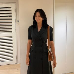 Kyung Soo-jin Instagram - 시사회 다녀왔어요🎥
비상선언! 개인적으로 영화관에서 봐야 그 진가를 알수 있는 영화 같습니다!! 박진감 넘치고 스릴 있었네요!!
선배님 덕분에 재밌게 봤습니다!!
초대해 주셔서 감사합니다!
#비상선언화이팅!!