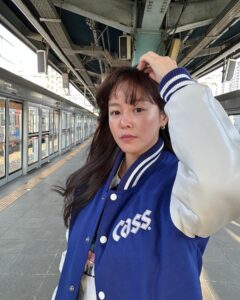 Kyung Soo-jin Instagram - mlb 서울시리즈 직관!!! 역시 야구는 치맥이지!! #카스 #카스라이트#ad @official.cass