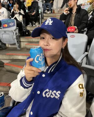 Kyung Soo-jin Instagram - mlb 서울시리즈 직관!!! 역시 야구는 치맥이지!!

#카스 #카스라이트#ad @official.cass