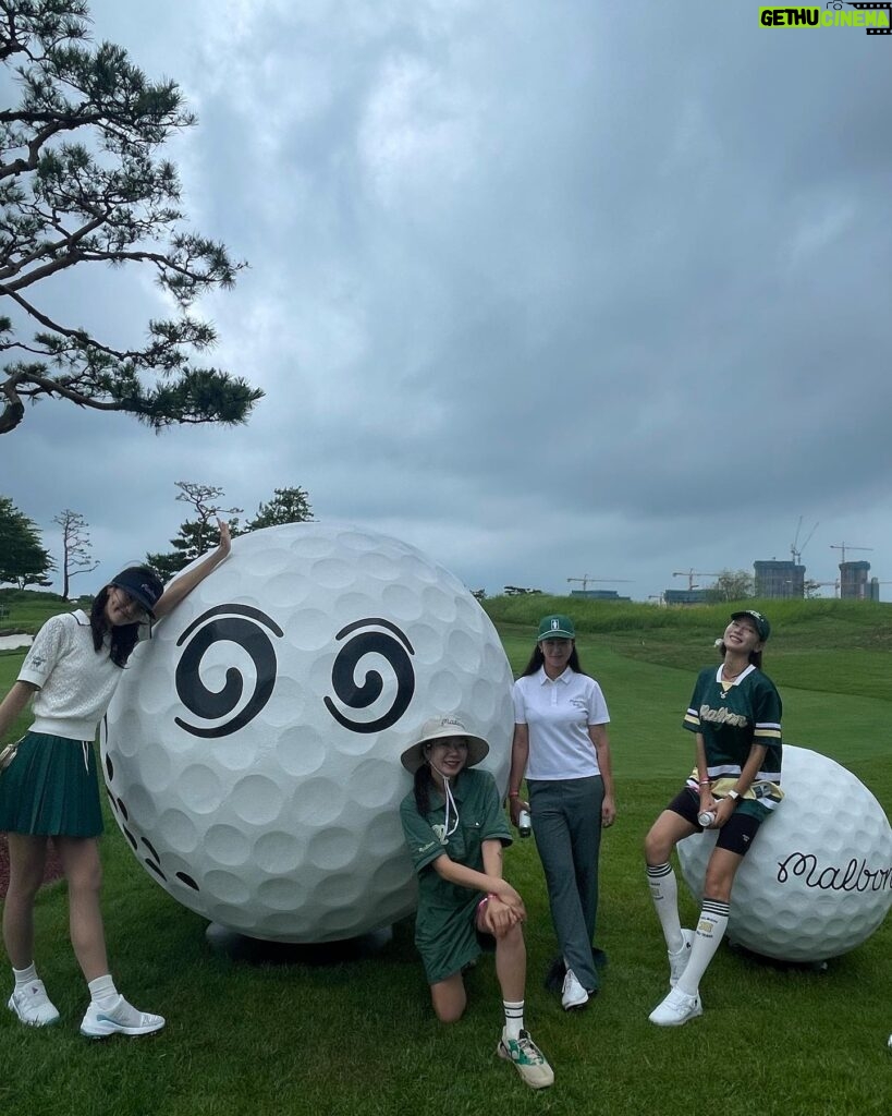 Kyung Soo-jin Instagram - 행복했다 증맬루 근데 애들아 다리가 그렇게 길 일이야…난 무조건 앉아야…🤣 @malbongolf.kr