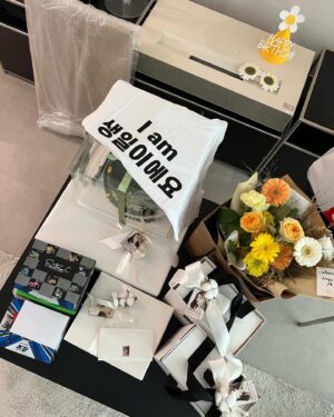 Kyung Soo-jin Instagram - 생일 축하해주셔서 감사합니다❤️
우리 위드수진팬분들과 와이지 식구들
내 정신적 지주 선배님과 언니❤️

그리고 우리 엄마 아빠 낳아주셔서 감사해요 사랑해요❤️
#우리아빤로맨티스트💐