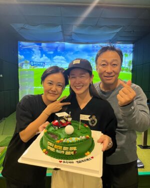 Kyung Soo-jin Instagram - 생일 축하해주셔서 감사합니다❤️
우리 위드수진팬분들과 와이지 식구들
내 정신적 지주 선배님과 언니❤️

그리고 우리 엄마 아빠 낳아주셔서 감사해요 사랑해요❤️
#우리아빤로맨티스트💐