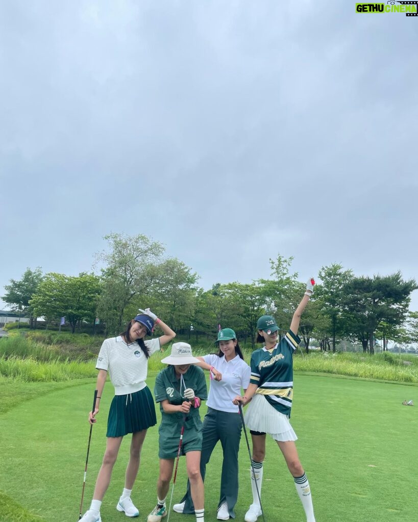 Kyung Soo-jin Instagram - 행복했다 증맬루 근데 애들아 다리가 그렇게 길 일이야…난 무조건 앉아야…🤣 @malbongolf.kr