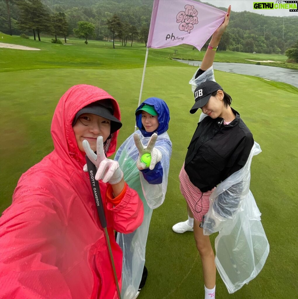 Kyung Soo-jin Instagram - ⛳️ 이보다 재밌을 순 없었다..비오는날 다시 모여 ㅋㅋㅋ @thegreencup.official @hyoni_kang @seulkie_park #이맴버리맴버