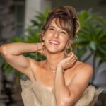 Léa François Instagram - Plaisir d’avoir shooter pour vous @emmamag.oi 🥰 Merci talentueux @lionelghighi_off 📷 et merci cher @christopheguillarme 👗@lovipinstitut 💇‍♀️