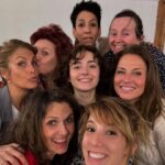 Léa François Instagram - Sacrée bande ces nanas!! 🤩 J’ai tellement hâte que vous découvriez cette pièce et l’histoire de ces 5 femmes écrite par Astrid Veillon, mise en scène par Anne Bourgeois et produite par @les_grands_theatres ! On termine notre 3ème semaine de répétitions et on voit déjà se dessiner les moments d’émotions et de rires car oui, à priori, on devrait bien se marrer… 😅 Plus de 50 dates de tournées sont prévues pour « Et si on en parlait » et on vous partage les villes début Juin!! À très vite un peu partout!! Je vous embrasse 😘