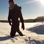 Léa François Instagram - Marwan, On s’connaissait depuis nos 15 ans… dans la même classe au cours Florent… Tu as été pendant tant d’années un de mes humains préférés au monde… Je savais que dès que j’allais te retrouver, j’allais rire.. putain qu’est-ce qu’on a ri... Je vais garder précieusement tous nos restau, nos soirées au Poly, les hôtels, les trains… J’vais garder ces moments où t’auras désespérément essayé de faire décoller ma carrière de chanteuse en m’faisant interpréter Minnie Riperton à tout bout d’champ… tu t’foutais trop d’ma gueule «Y’a que toi qui arrive à la passer cette note Lélé! Montre leur!»… Enfoiré! Ce jour où t’as voulu qu’on t’épile avec Coco et qu’tu nous as insulté à chaque bande. Je vais garder aussi ton «Bonjoir», ton «Che pasta?», ton «bliblibli» (trop fastoche avec tes grosses lèvres), notre cri de ralliement «Roucoucoucoucou». Je vais garder cette fois où on a débarqué par surprise pour ton anniv dans la maison que t’étais en train de construire avec Kéké, cette fois où t’as jouer les UBER quand Simon a eu sa promo, ttes ces fois où j’te saoulais pour qu’tu décroches ton foutu téléphone quand j’en avais marre d’être ton standard… Je vais garder aussi nos voyages, ce fameux Trenino verde qu’on a raté au fin fond de la Sardaigne et qui n’repassait que dans une semaine… Ce 1er janvier où on a fait de la pêche sous la glace au Québec ou encore cette fois ou on a vu des poissons volants alors que je n’savais même pas qu’ça existait… On voulait partager l’affiche au théâtre et que ton père nous mette en scène… Puis on a tellement travailler ensemble… Je crois qu’on l’a bien fait… De mes parents à ma boulangère, on m’a toujours répété la même chose «il y a une évidence quand vous jouez tous les 2, une osmose»… j’vais pas commencer à claquer des anecdotes, j’en ai des centaines… Abdelichon et Barbichou… On reprend les tournages demain et je n’sais pas ce que sera Barbara sans Abdel… il faudra qu’elle soit forte… J’ai l’impression qu’une partie de ma vie s’envole avec toi… T’étais la personne la plus sociable de la Terre… qu’est-ce que ça va donner là haut?! Fou pas trop l’bordel et embrasse ton frère (même si je sais que c’est déjà fait). Lélé Franceze