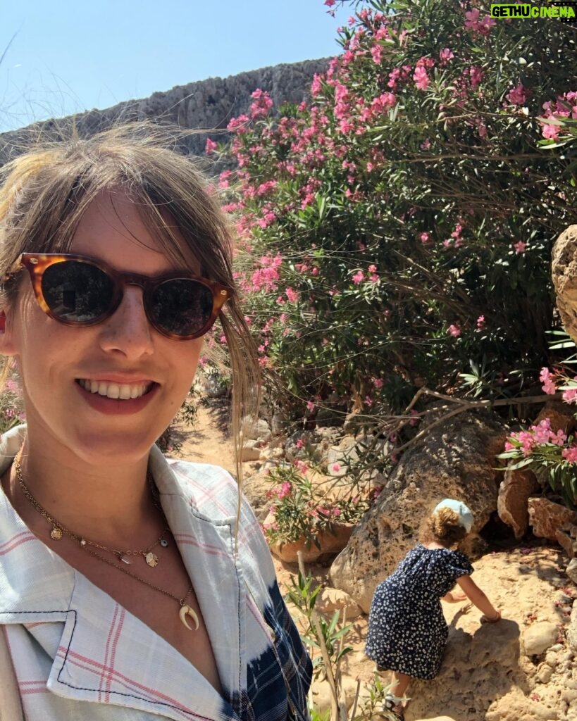 Léa François Instagram - C’était le dernier jour en Crête avec une jolie virée sur la plage de Seitan 🧿 C’était trop chouette!!! 🤩 #vivelacrete #vacances #familytime