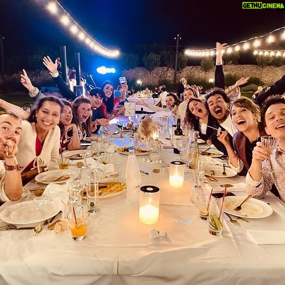 Léa François Instagram - Best soirée, best tablée 🌟 #Pau&Dan ♥️ #crete #lescopains 📸 @jeremiepoppe