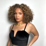 Léa Haddad Instagram - Attention je rentre le ventre 😉. Makeup @lucasdioslo bijoux @hypsoparis ❤️