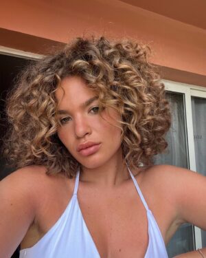 Léa Haddad Instagram - 🐚🌴🤍🐰