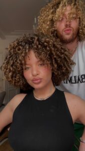 Léa Haddad Instagram - Je coiffe Lea 🎤⭐️ #cheveuxbouclés #cheveuxfrisés #curlyhairroutine #staracademy #leahaddad