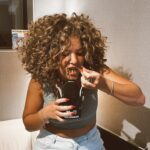 Léa Haddad Instagram - Aujourd’hui je vous emmène au studio avec moi 💖 D’après vous quel est mon moment préféré ? Un indice se cache sur la dernière photo