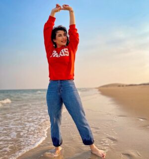 Laala Hazim Instagram - When I started counting my blessings, I realized I have everything I could ever need🧡
جان احلى غروب اشوفة بهذا اليوم 🥰.. يمكن اخذت ١٠٠٠ صورة للشمس😛 شوفو الصور الاخيرات اكو احلى من هيجي غروب😭

 #sunset #dohaqatar #autmanvibes #myhappymoments #sealine #dohalife #instagram #instaqatar #travelphotography #girlinred #peace #quiet #quiteplace #peachvibes #instairaq #dohainstagram