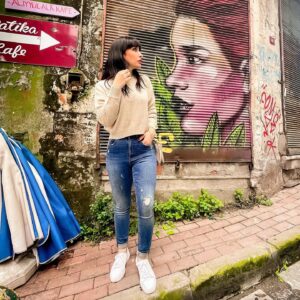 Laala Hazim Instagram - ‎المنطقه الي اخذت بيها هذة الصور بلاط او فنر😍 .. هاي المنطقه اول مره زرتها ٢٠١٦ ومن هذاك اليوم اني عشقت هاي الشوارع .. علرغم في وقتها كانت عباره عن محلات لبيع الانتيكا فقط والمقهى الي بالصوره الثانيه ومقهى الدرج الملون المشهوره 🌸.. وكانت فارغة ومحد يوصلها .. وجنت الاجنبية الوحيده بالشارع 😛.. بس اخذت شهرتها من مسلسل الحفرة وصارت من الاماكن الي يرتاد عليها المصورين والمشاهير .. وخصوصا بعد ما امتدت الها خطوط مواصلات جديده ..هذا الشي يدل على نجاح الاتراك بالتسويق للسياحة حتى من خلال المسلسلات 👌🏼.. بالنسبه الي بلاط اذا ما اروحلها يوميا ف اروح بين يوم ويوم .. اعوفكم وي الصور🧡 
By: @mahmood90 

 #istanbul #balatsokakları #balatçukur #balat #fener #streetstyle #istanbulstreets #myhappymoments #istanbul1yer #istanbulinstagram #instaturkey