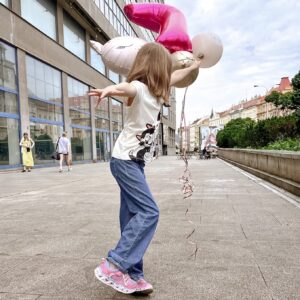 Ladislava Něrgešová Instagram - MEDULKA. Dnes mé už 7 leté slunce. Můj letní slunovrat. Půl mého vesmíru….Hezký první letní den. A všechno nejlepší všem oslavencům! ☀️🎂🎁🎈 #narozeniny #prvniletniden #letnislunovrat #mojepulkavesmiru