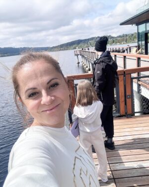 Ladislava Něrgešová Instagram - Prodloužený víkend LIPNO má pro mě jedinou nevýhodu. Tři hodiny za volantem. 🙈 Ale jinak pecka. Bylo to úžasný. 🙏🏻 #lipno #lipnonadvltavou #detinadsene #maminkatez