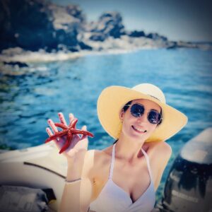 Laëtitia Eïdo Instagram - #SummerVibes ••• #Never do the mistake we did!!! Starfish are unable to breathe our air at all and it harms them a lot. I'm sorry some children caught this starfish and brought it to me… Obviously, we asked them to put it back right away, where they had found it. And I had never seen one, so it was a great short encounter, but next time it will be under water while snorkeling ONLY. Sorry beautiful creature....... <3