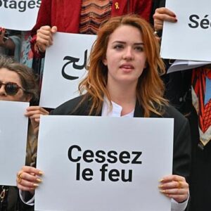 Laëtitia Eïdo Instagram - Des comédiennes, réalisatrices, productrices se sont rassemblées à Cannes à l’initiative des Guerrières de la Paix pour appeler à la Paix et la Justice. 
En arabe, hébreu, anglais, français… 
Elles ont demandé dans un même souffle et d’une même voix un cessez-le-feu et la libération des otages. 
Les artistes sont nombreux à vouloir porter cette autre voix, celle de la solidarité, de l’empathie et du refus de la polarisation et des divisions. 
La culture ENSEMBLE pour la paix et la justice ! 🕊️