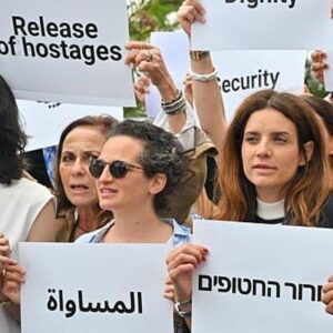 Laëtitia Eïdo Instagram - Des comédiennes, réalisatrices, productrices se sont rassemblées à Cannes à l’initiative des Guerrières de la Paix pour appeler à la Paix et la Justice. 
En arabe, hébreu, anglais, français… 
Elles ont demandé dans un même souffle et d’une même voix un cessez-le-feu et la libération des otages. 
Les artistes sont nombreux à vouloir porter cette autre voix, celle de la solidarité, de l’empathie et du refus de la polarisation et des divisions. 
La culture ENSEMBLE pour la paix et la justice ! 🕊️