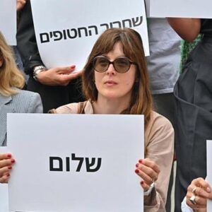 Laëtitia Eïdo Instagram - Des comédiennes, réalisatrices, productrices se sont rassemblées à Cannes à l’initiative des Guerrières de la Paix pour appeler à la Paix et la Justice. 
En arabe, hébreu, anglais, français… 
Elles ont demandé dans un même souffle et d’une même voix un cessez-le-feu et la libération des otages. 
Les artistes sont nombreux à vouloir porter cette autre voix, celle de la solidarité, de l’empathie et du refus de la polarisation et des divisions. 
La culture ENSEMBLE pour la paix et la justice ! 🕊️