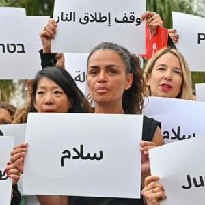 Laëtitia Eïdo Instagram - Des comédiennes, réalisatrices, productrices se sont rassemblées à Cannes à l’initiative des Guerrières de la Paix pour appeler à la Paix et la Justice. 
En arabe, hébreu, anglais, français… 
Elles ont demandé dans un même souffle et d’une même voix un cessez-le-feu et la libération des otages. 
Les artistes sont nombreux à vouloir porter cette autre voix, celle de la solidarité, de l’empathie et du refus de la polarisation et des divisions. 
La culture ENSEMBLE pour la paix et la justice ! 🕊️