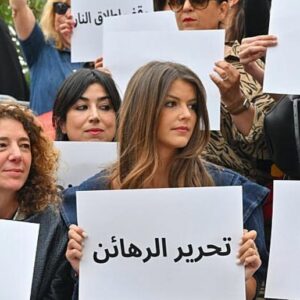 Laëtitia Eïdo Instagram - Des comédiennes, réalisatrices, productrices se sont rassemblées à Cannes à l’initiative des Guerrières de la Paix pour appeler à la Paix et la Justice. 
En arabe, hébreu, anglais, français… 
Elles ont demandé dans un même souffle et d’une même voix un cessez-le-feu et la libération des otages. 
Les artistes sont nombreux à vouloir porter cette autre voix, celle de la solidarité, de l’empathie et du refus de la polarisation et des divisions. 
La culture ENSEMBLE pour la paix et la justice ! 🕊️